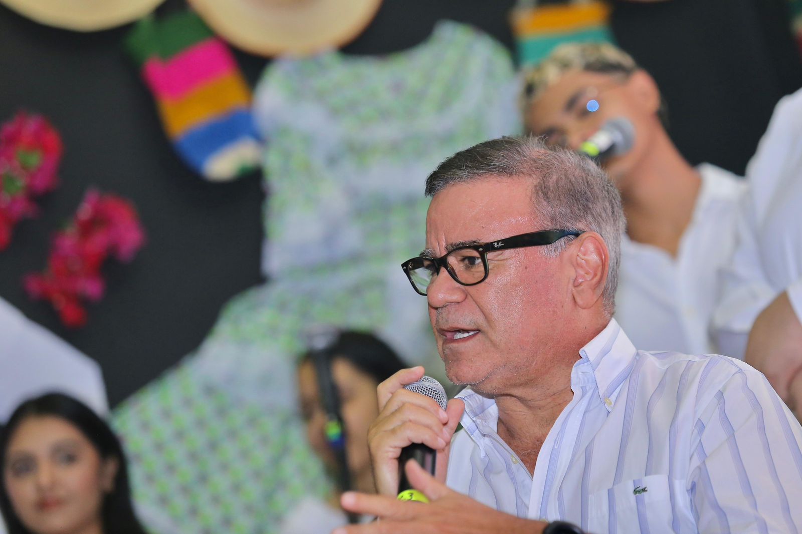 Niños llenaron de sentimiento a Iván Villazón durante conversatorio en la Casa de la Cultura
